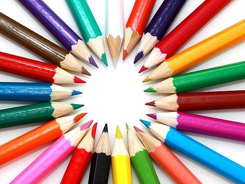 Foto: PublicDomainPictures/pixabay.com/CC 0 Kreis aus Buntstiften