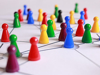 Bild: geralt/pixabay.com/CC 0 Foto bunter Spielfiguren auf weißem Untergrund