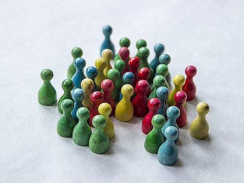 Foto: MetsikGarden/pixabay.com/CC 0 Ansammlung bunter Brettspielfiguren