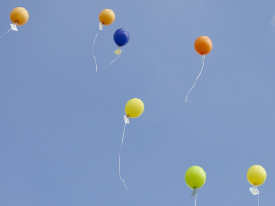 Wunschballons steigen in den Himmel