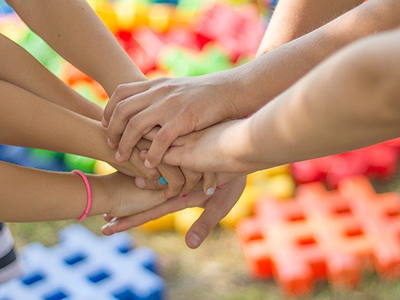 Foto: jarmoluk/pixabay.com/CC0 Mehrere verschiedene Hände, die übereinander gelegt sind
