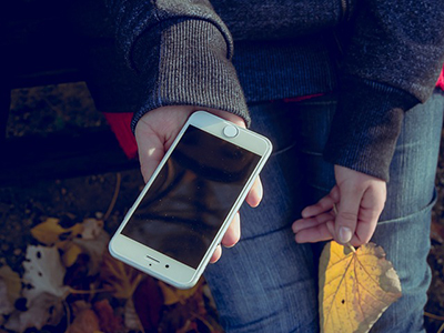 Bild: DariuszSankowski/pixabay.com/CC 0 Foto einer Person, die in einer Hand ein Smartphone hält, in der anderen ein Blatt