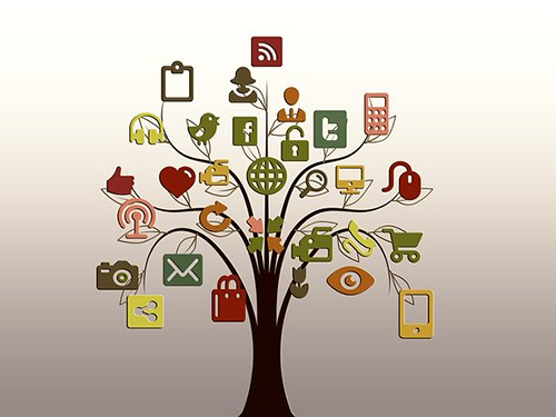 Bild: geralt/pixabay.com/CC0 Grafik eines Baumes, an dessen Ästen Multimedia-Icons hängen