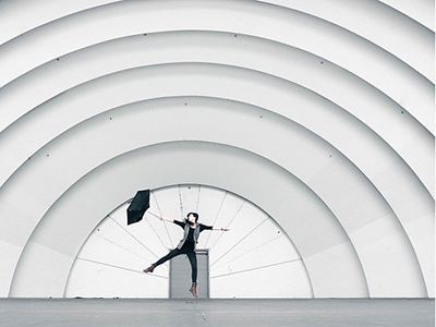 Foto: Foundry/Pixabay.com/CC0 Foto einer Person, die vor einer Kulisse mit einem Regenschirm in der Hand in die Luft springt