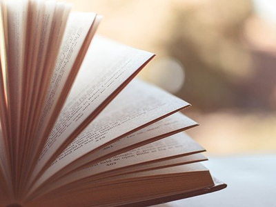 Foto: Pexels/pixabay.com/CC0 Footgrafie eines aufgeschlagenen Buches