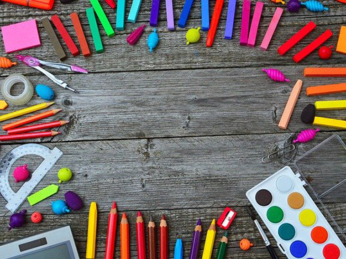 Bild: adonyig/pixabay.com/CC 0 Bild eines Schreibtisches mit Buntfstiften und anderen Schreibgeräten