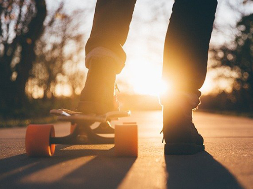 Bild: Pexels/pixabay.com/CC 0 Fotografie einer Person, die mit einem Fuß auf einem Skateboard steht